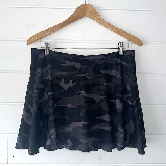 Athleta Match Point Supportive Athletic Skort w/ 5 Pockets in Black Camo Sz M - Picture 4 of 13